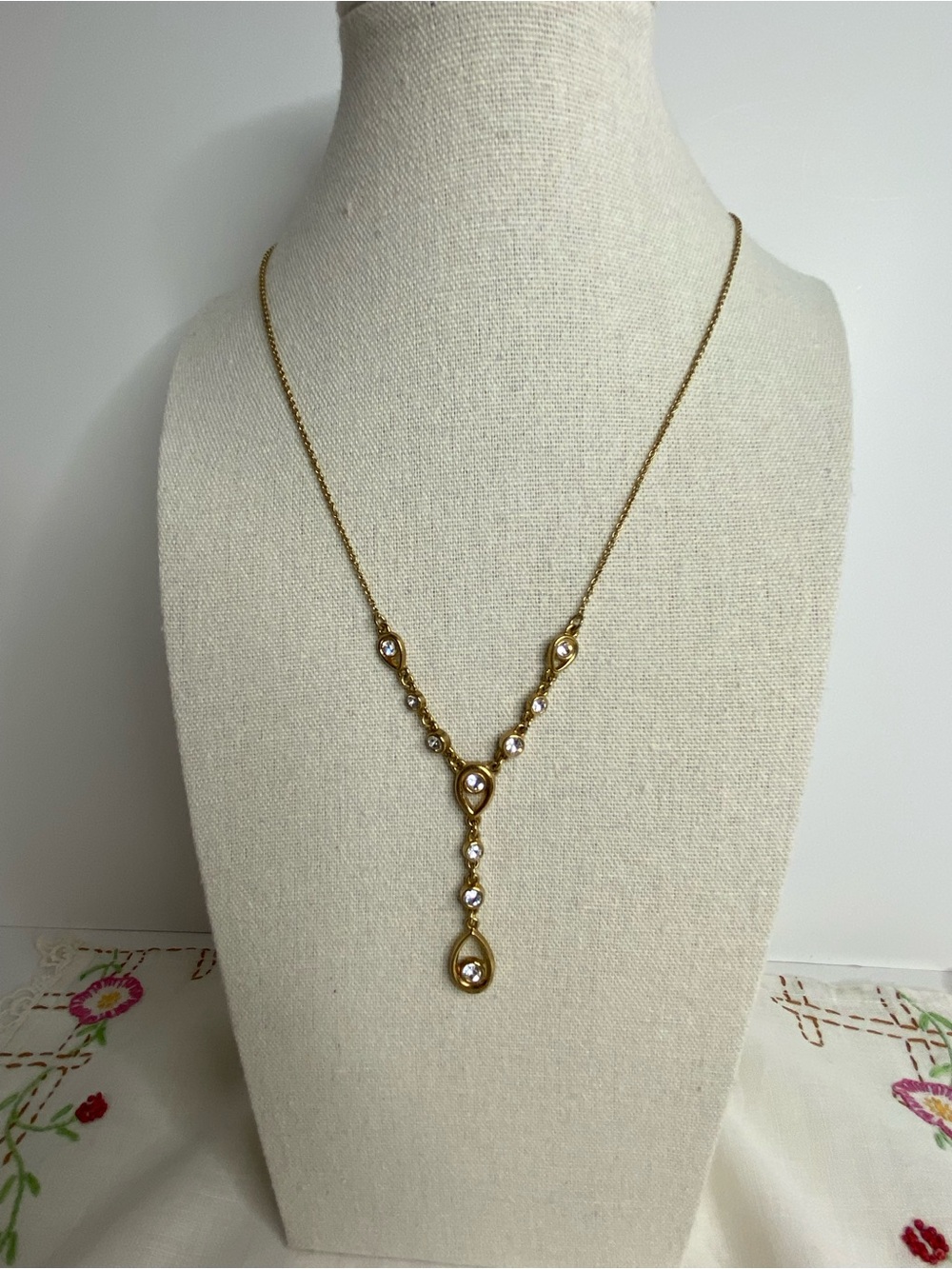 Vintage Nancy & Rise NR Teardrop Gold Tone Necklace Rhinestone